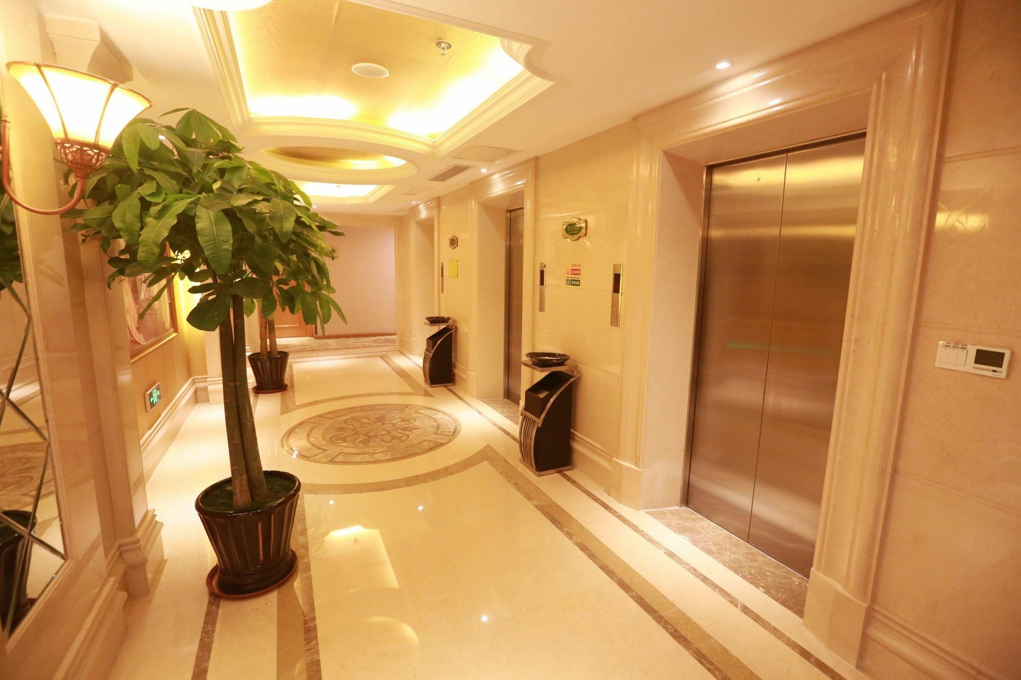 Vienna International Hotel Shenyang Railway Station Exterior foto